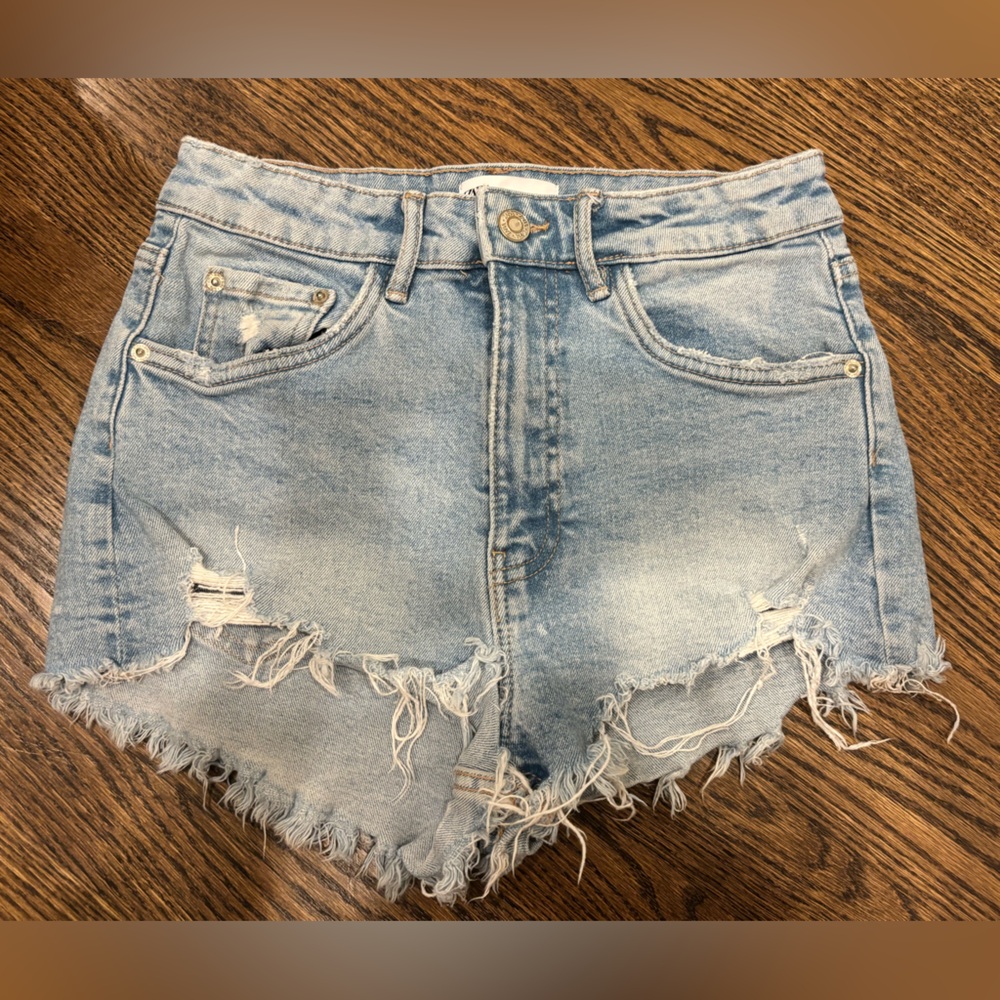 Zara high-rise, lightwash denim jeans shorts
